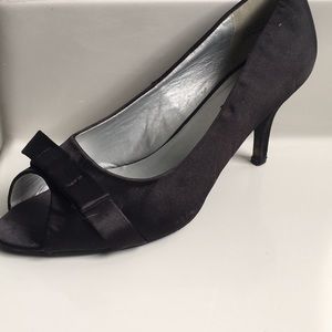 Annie Black satin 9WW 3 inch heels open toe